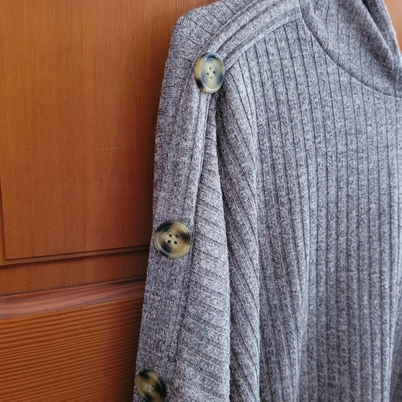 Zac and Rachal lg sweater - Picture 2 of 5